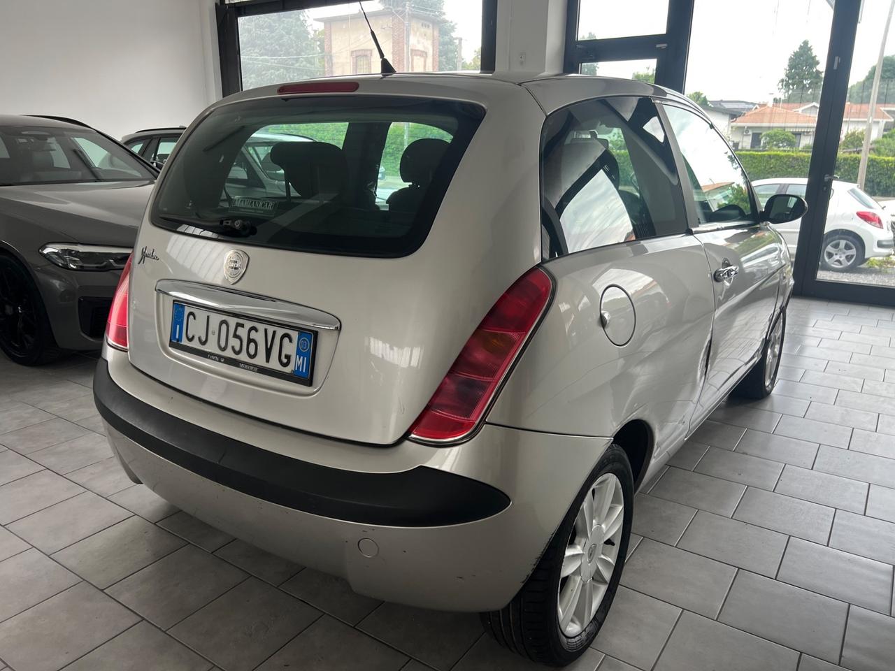 Lancia Ypsilon 1.4 16V Argento