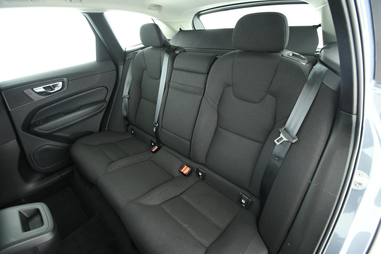 VOLVO XC60 2.0 b4 Momentum awd auto CAMERA+APP CONNECT+FULL LED