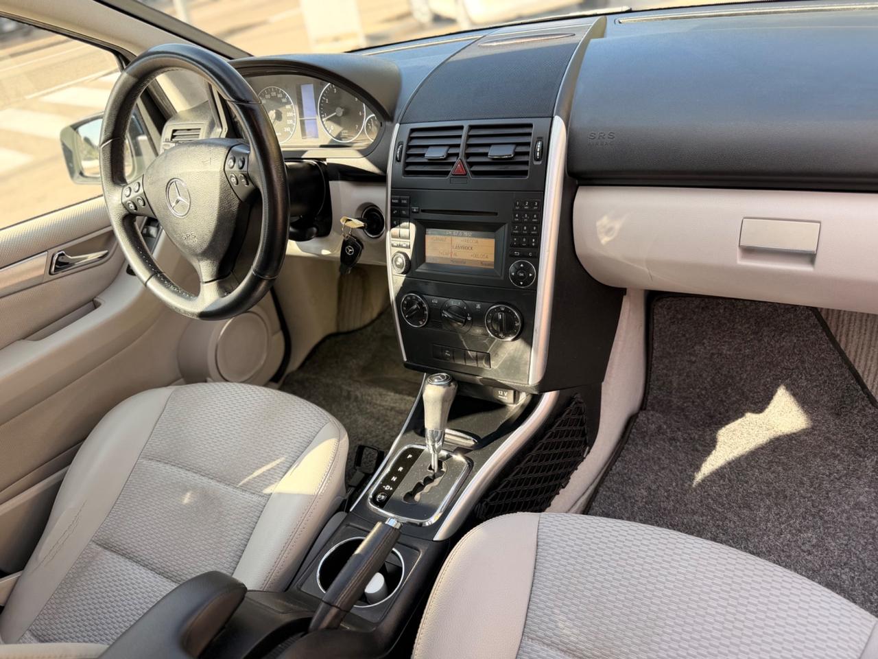 MERCEDES A180 automatico benzina neopatentati