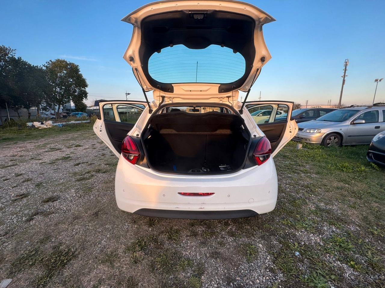 Peugeot 208 1.2 del 2016 5 porte SOLO 121.000 KM