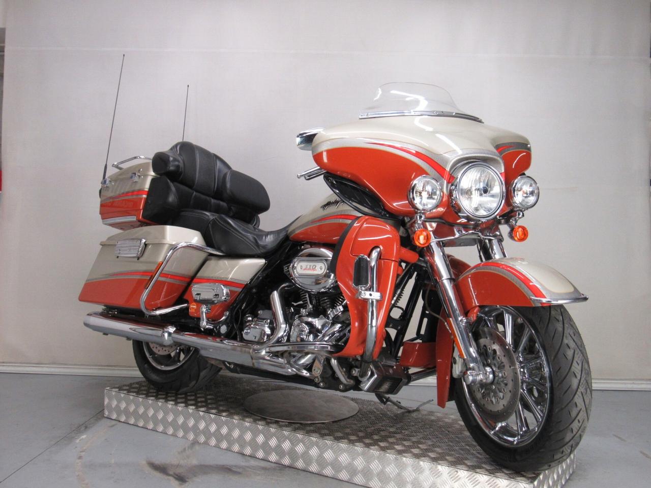 Harley-davidson CVO Ultra Classic Electra Glide SCREAMING EAGLE