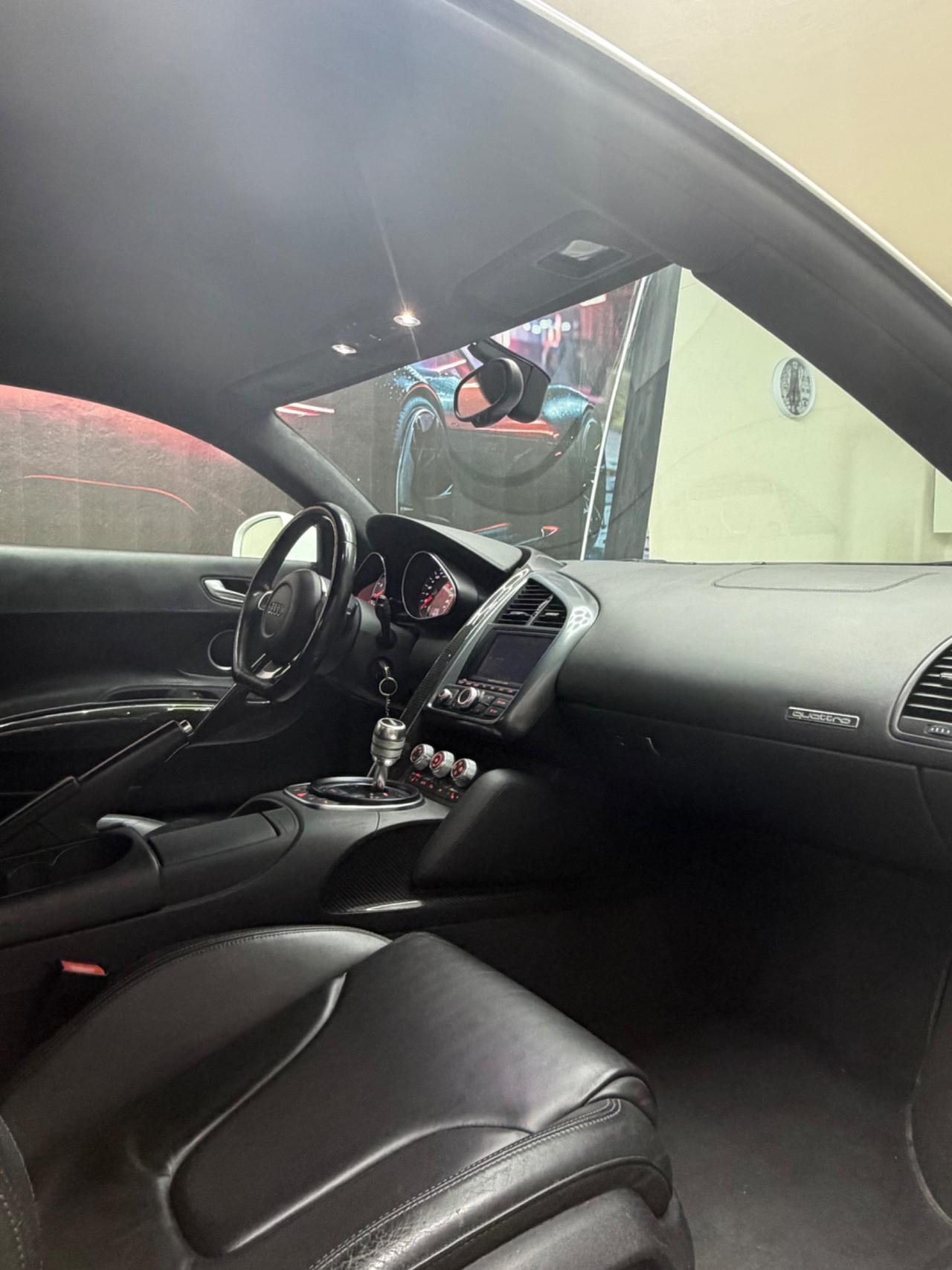 Audi R8 4.2 V8 FSI quattro R tronic