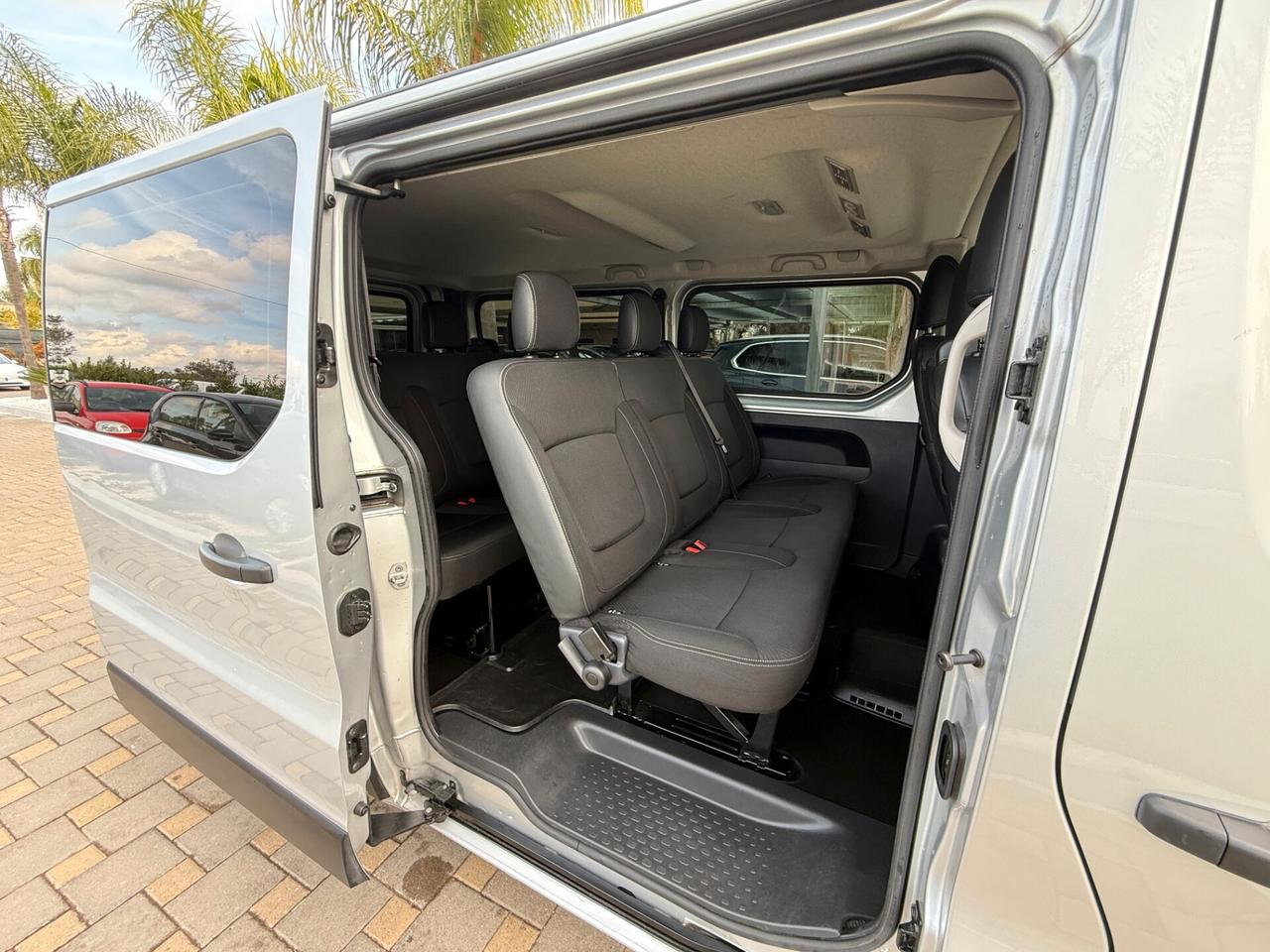 Renault Trafic 2.0dCi 120CV 9 Posti l2h1 Lungo 2 Porte Posteriori Fari Full Led