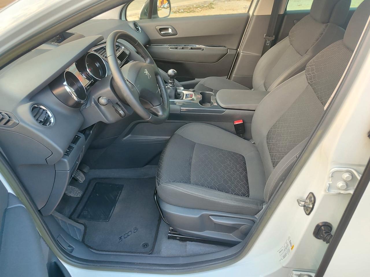 Peugeot 3008 1.6 HDi 115CV Active!!