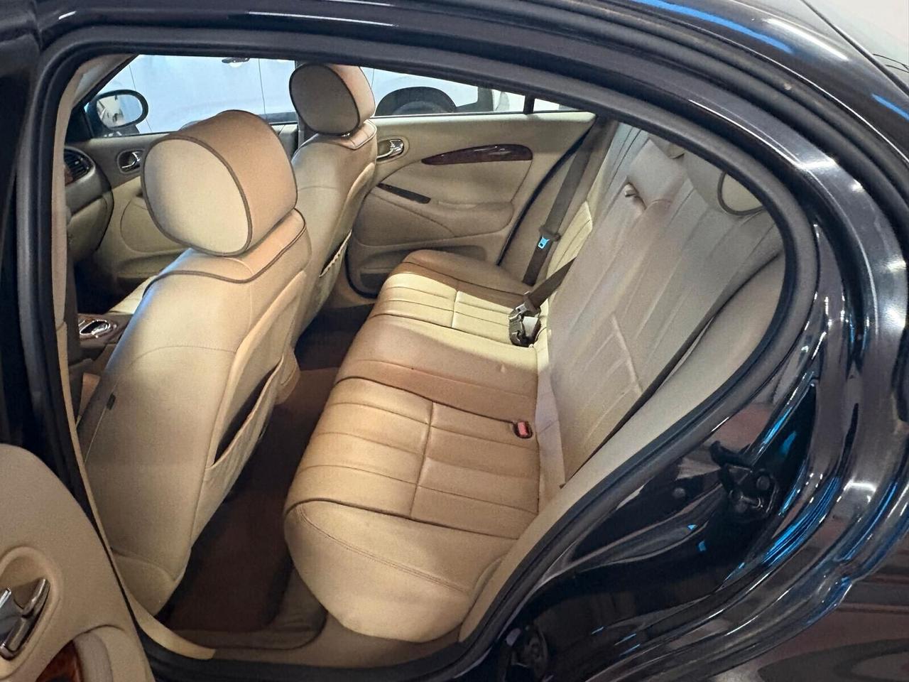 JAGUAR S-TYPE CAMBIO AUT. .Diesel 2700 CV 207 con Km 156.642 certificati