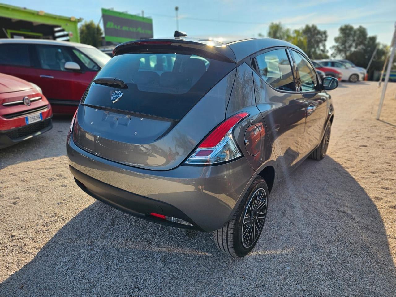 Lancia Ypsilon 1.0 FireFly 5 porte S&S Hybryd Gold