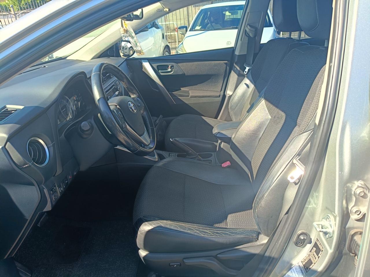Toyota Auris 1.8 Hybrid Lounge