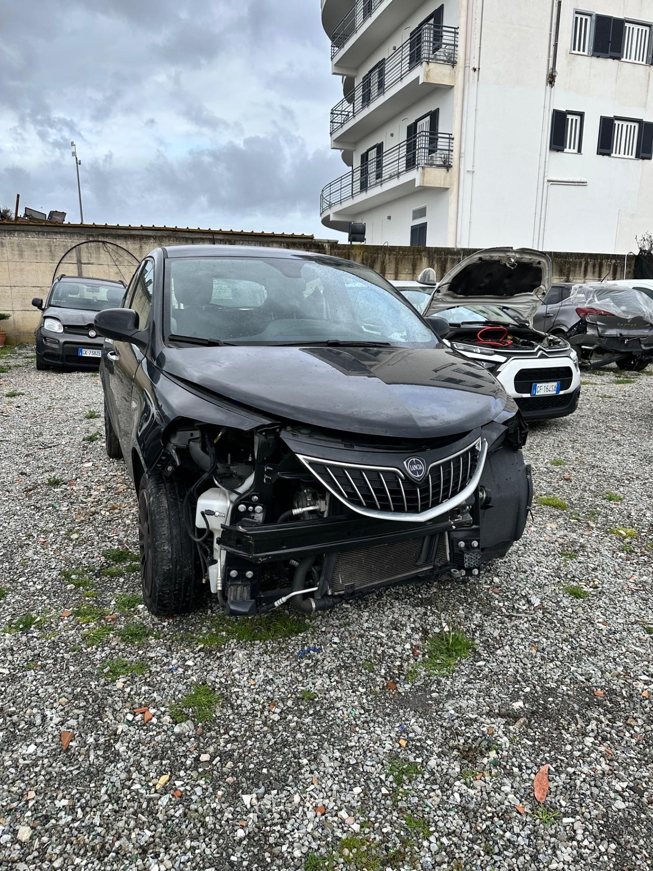Lancia Ypsilon 1.0 hybrid 2023 sinistrata