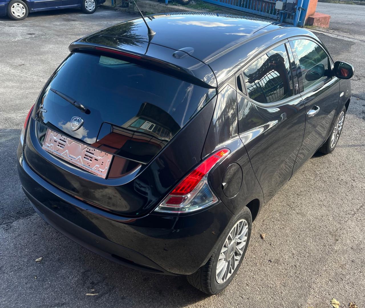 Lancia Ypsilon 1.2 69 CV 5 porte Black/Red