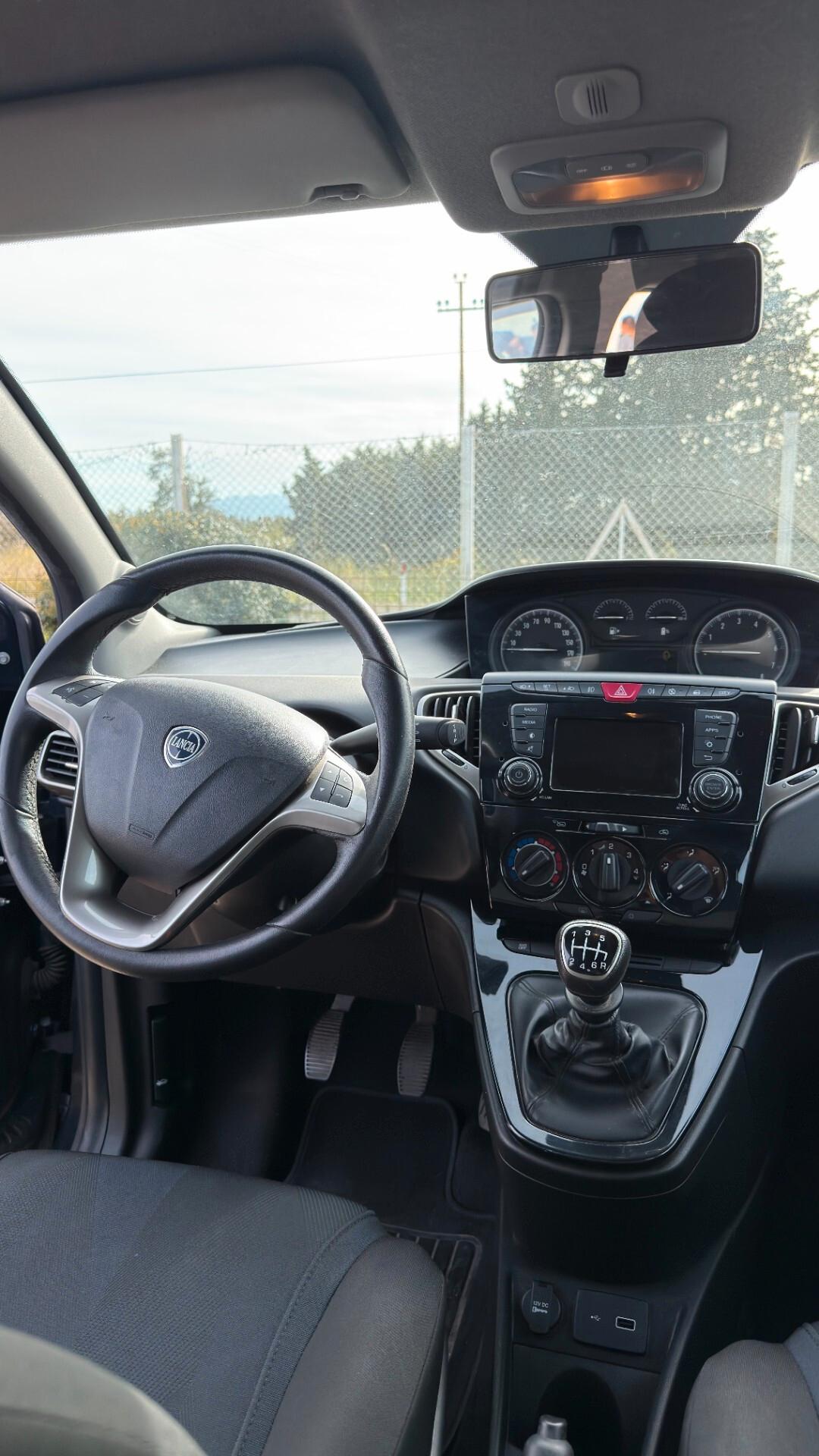 Lancia Ypsilon 1.0 FireFly 5 porte S&S Hybrid Ecochic Silver