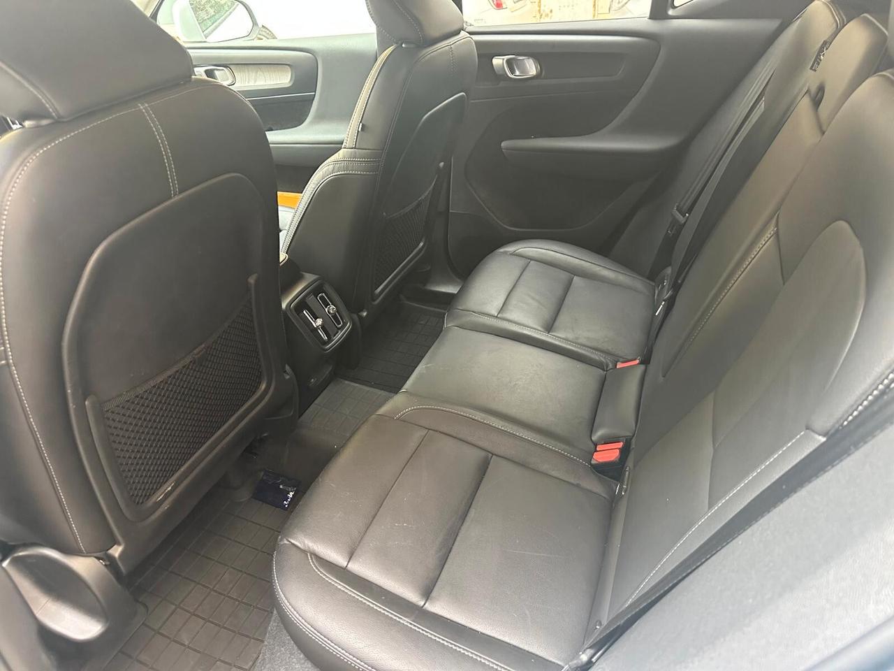 Volvo XC40 B4 2.0Mild Hybrid Core Full Opt. N1 gancio traino