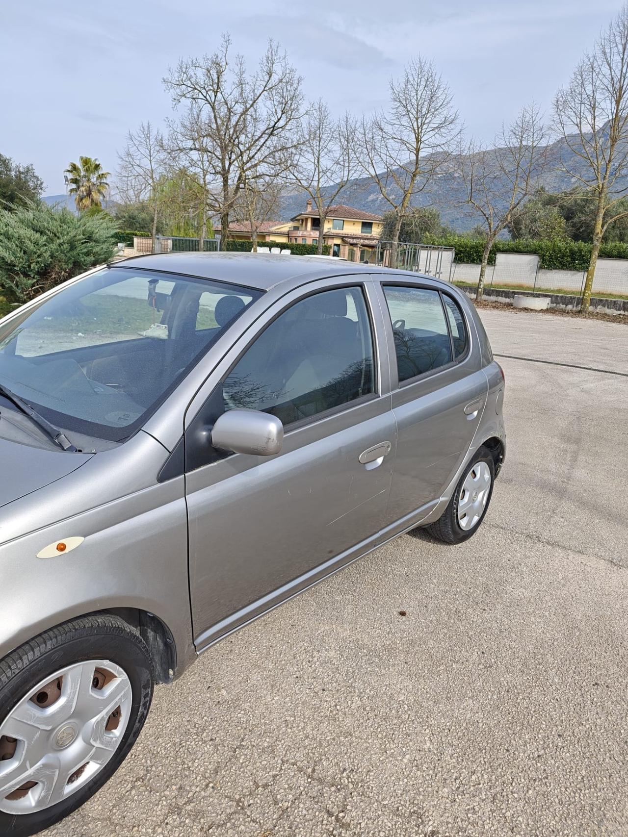 Toyota Yaris 1.0i 16V cat 5 porte Sol