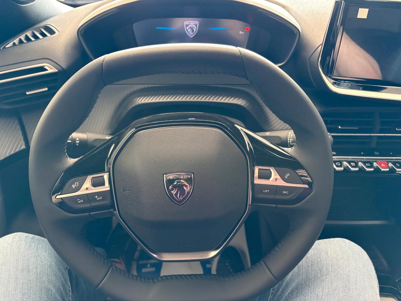 Peugeot 2008 Allure 1.2 Hybrid e-DCS6 - KMO 2026
