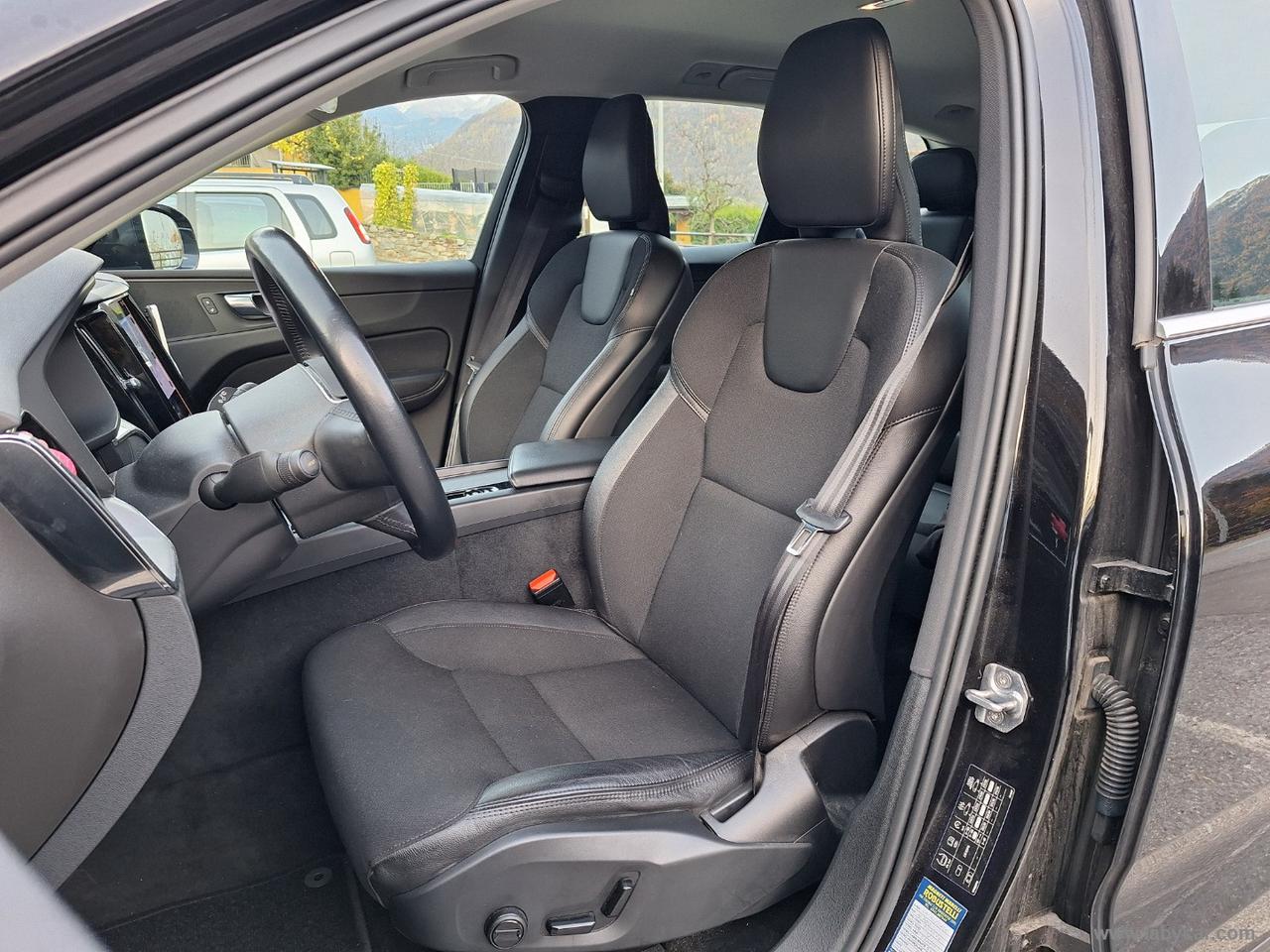 VOLVO XC60 B4 AWD Momentum PRO UNIPROP. MEMORIE FULL LED