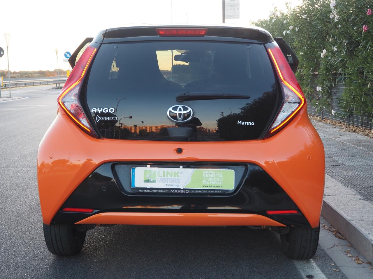 Toyota Aygo Connect orange 1.0 VVT-i 72 CV 5 porte x-wave