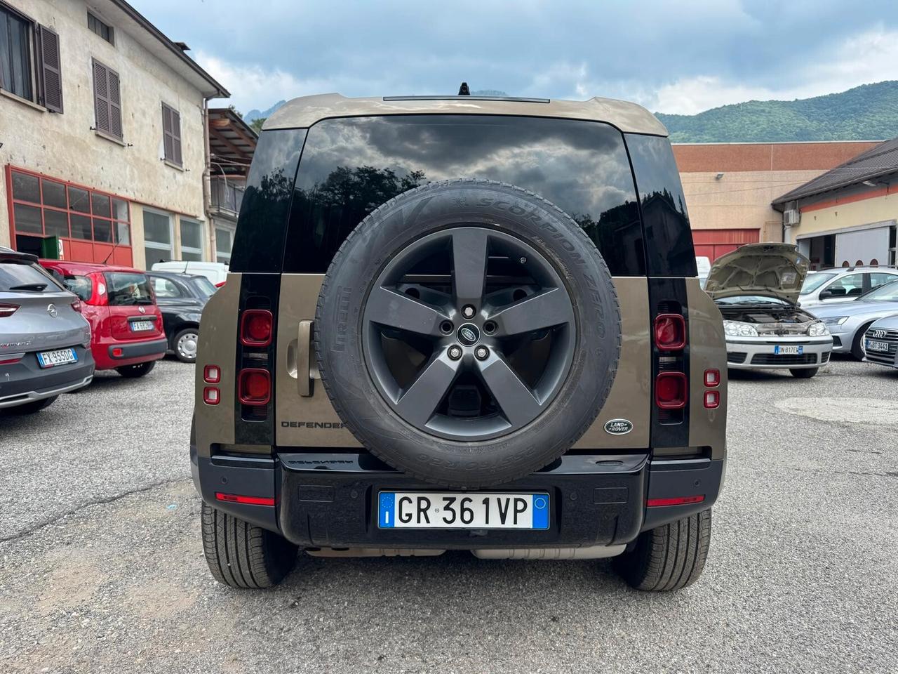 Land Rover Defender 110 3.0D I6 300 CV AWD Auto HSE 7 posti