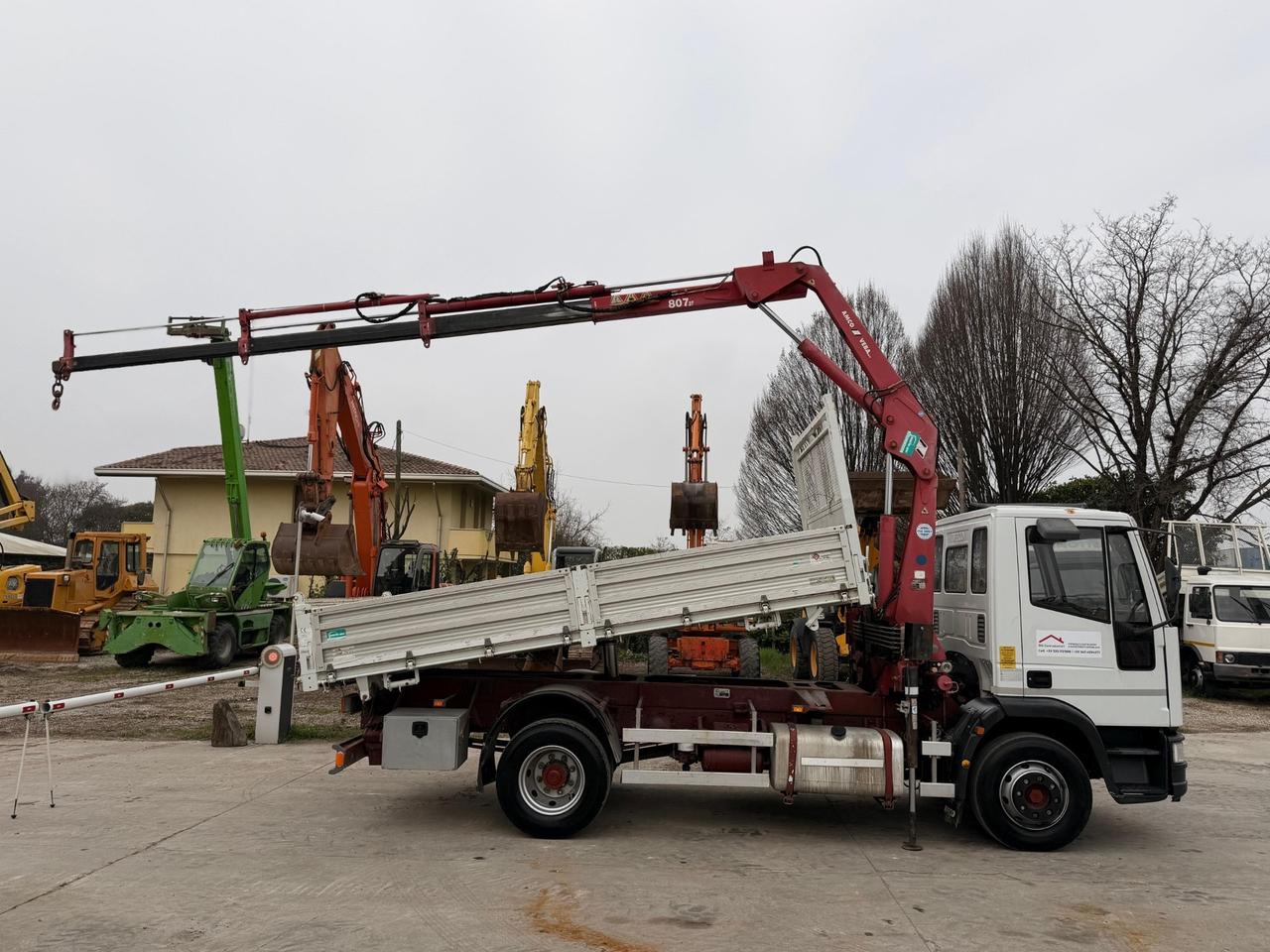 Iveco 130E18 ribaltabile con gru