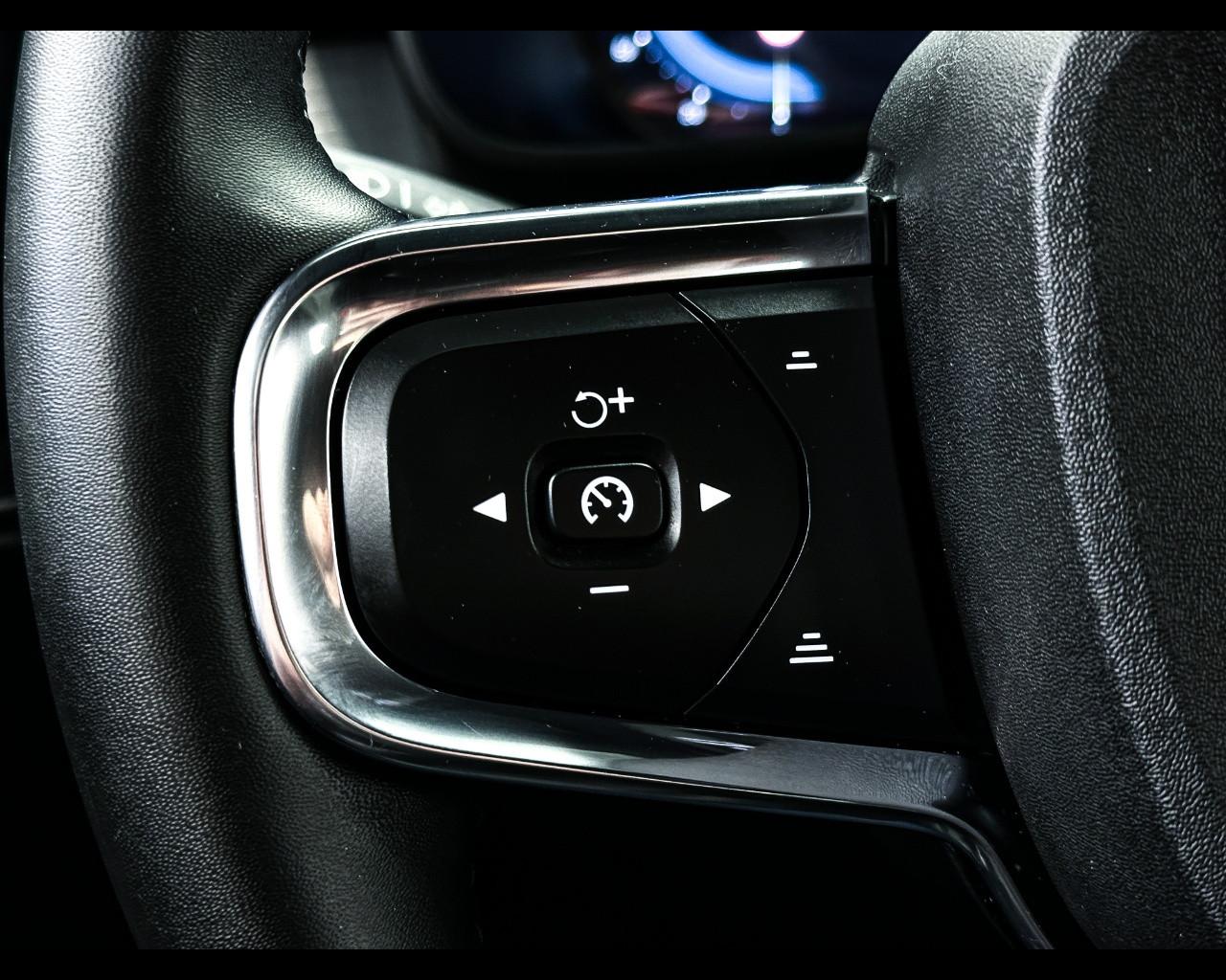 VOLVO XC40 (2017-->) - XC40 B3 automatico Core