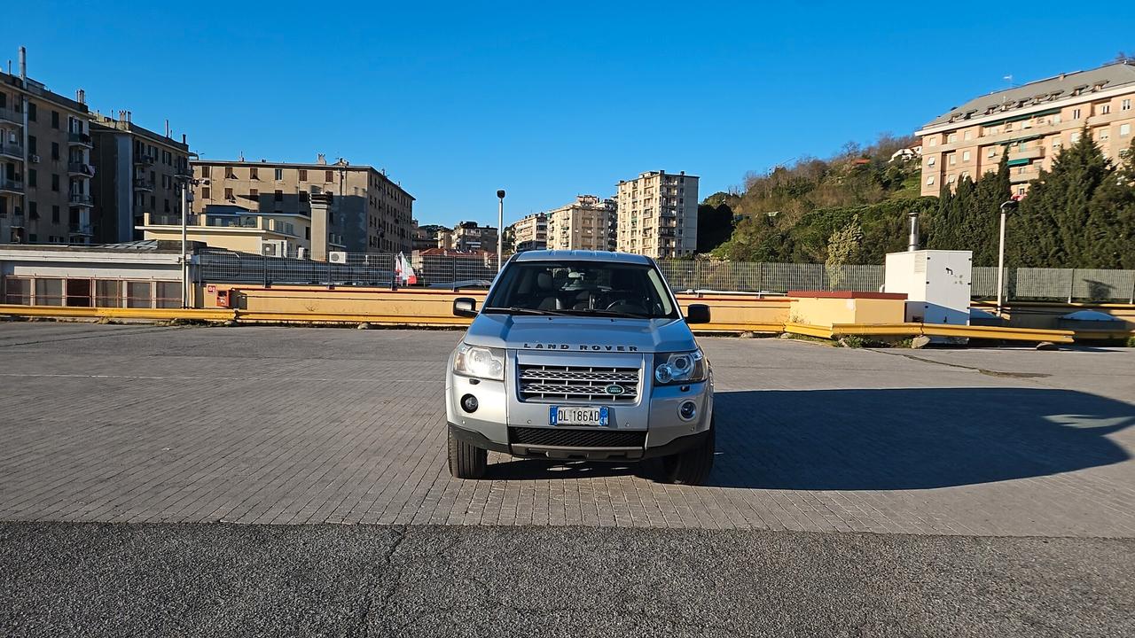 LAND ROVER FREELANDER 2.2 TD4 HSE AUTOMATICA – PELLE – NAVI – SUPER ACCESSORIATA Proponiamo bellissima Land Rover Freelander 2.2 TD4 HSE automatica, una delle versioni più complete e ricercate della gamma. Vettura molto bella di carrozzeria e molto
