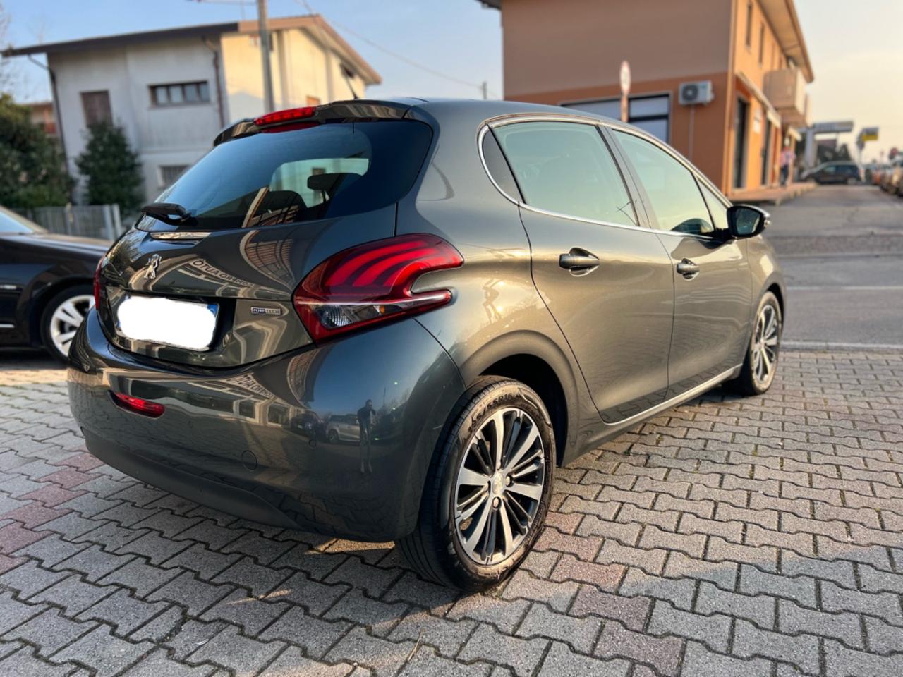 Peugeot 208 1.0 benz. 82 5 porte Allure ok Neopatentati