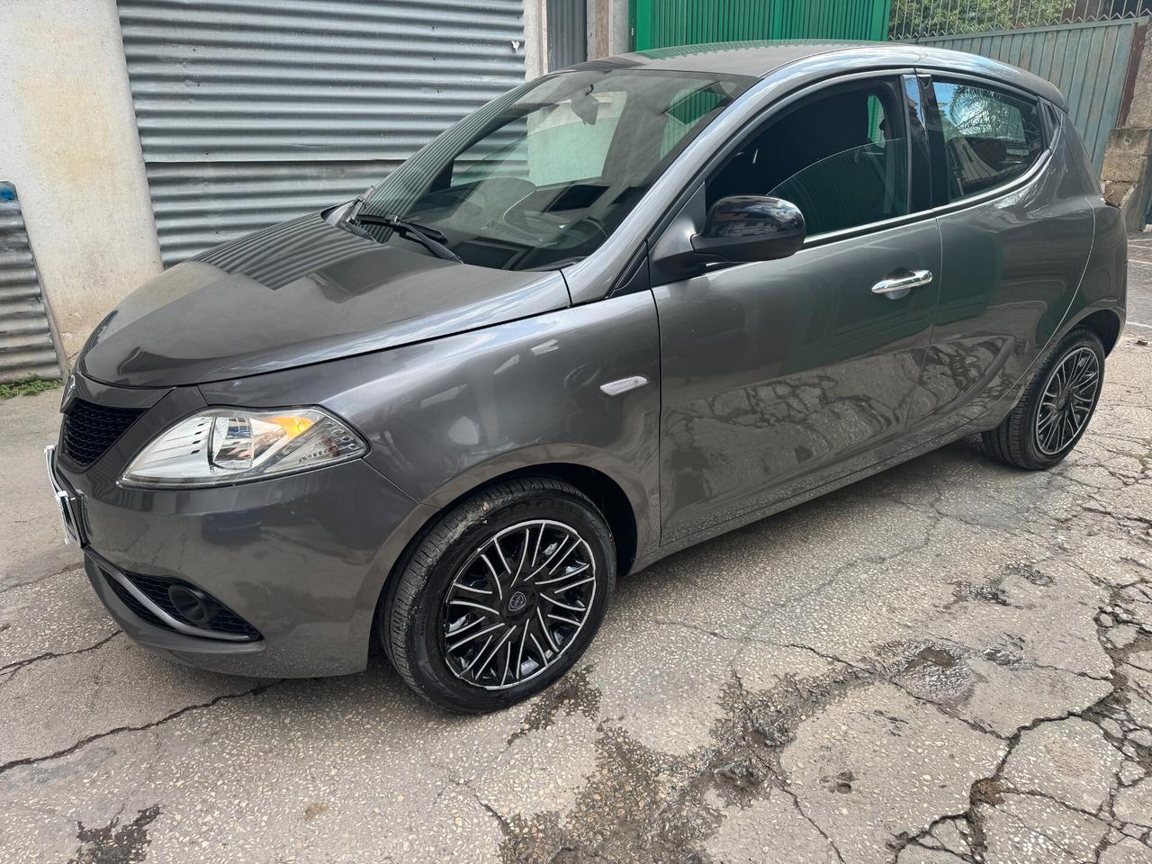 Lancia Ypsilon 1.2 69 CV 5 porte S&S Gold