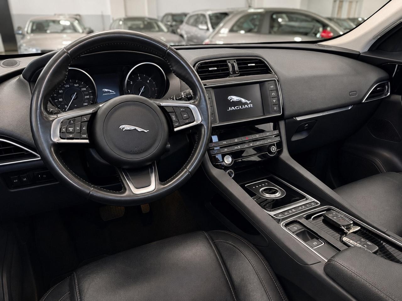Jaguar F-Pace 2.0 D 180 CV AWD TETTO . CATENA NUOVA