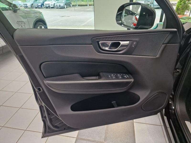 Volvo XC60 B4 (d) AWD Geartronic Momentum AUTOCARRO N1