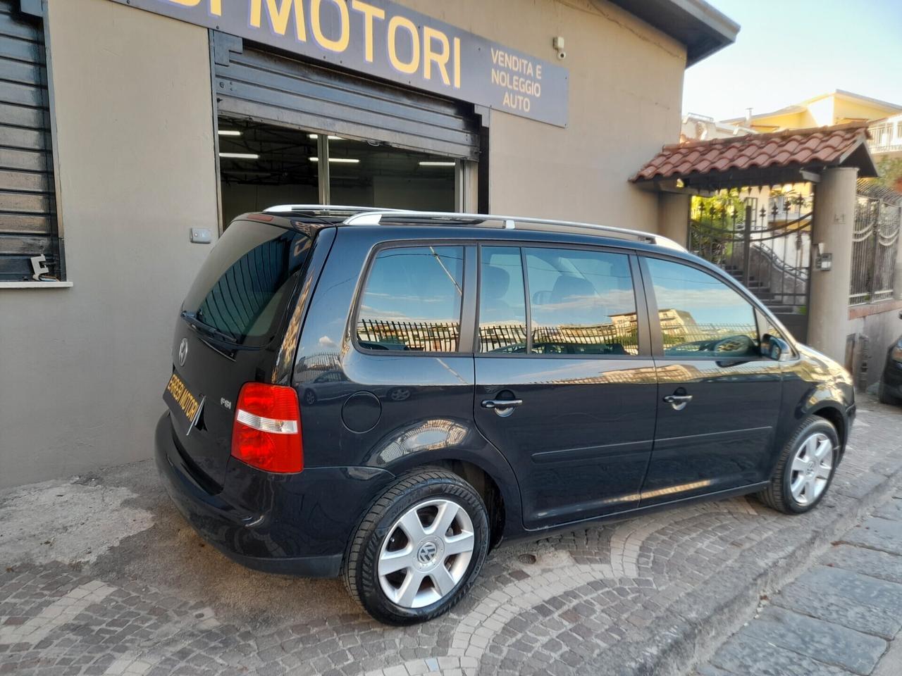 Volkswagen Touran 1.6 FSI Highline
