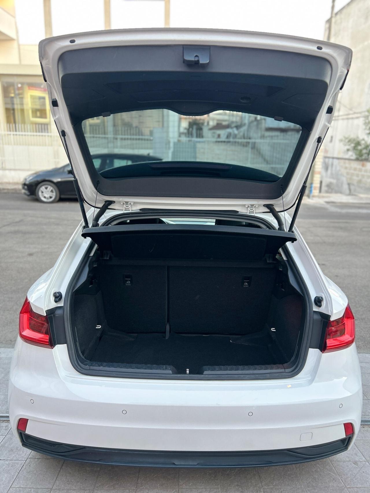 Audi A1 1.0 TFSI Admired-2018-NAVI-SENSORI