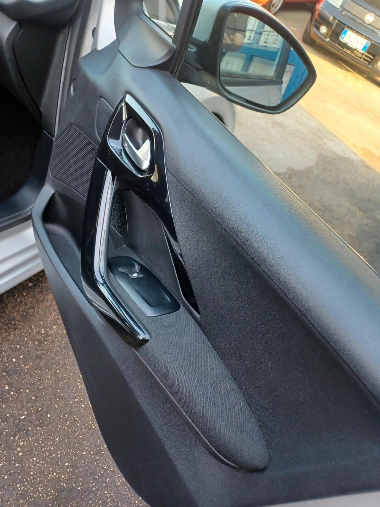 Peugeot 208 1.2 5 PORTE GPL ANNO 2016