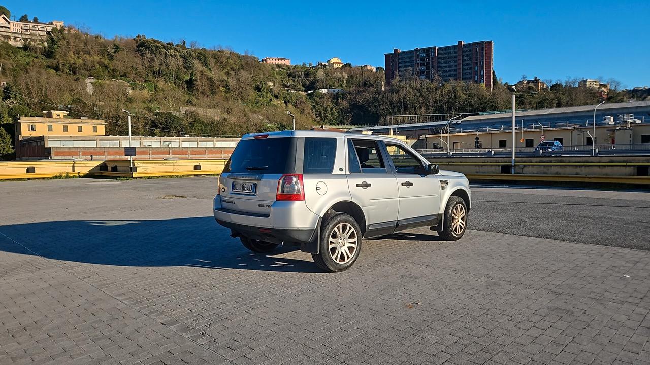 LAND ROVER FREELANDER 2.2 TD4 HSE AUTOMATICA – PELLE – NAVI – SUPER ACCESSORIATA Proponiamo bellissima Land Rover Freelander 2.2 TD4 HSE automatica, una delle versioni più complete e ricercate della gamma. Vettura molto bella di carrozzeria e molto