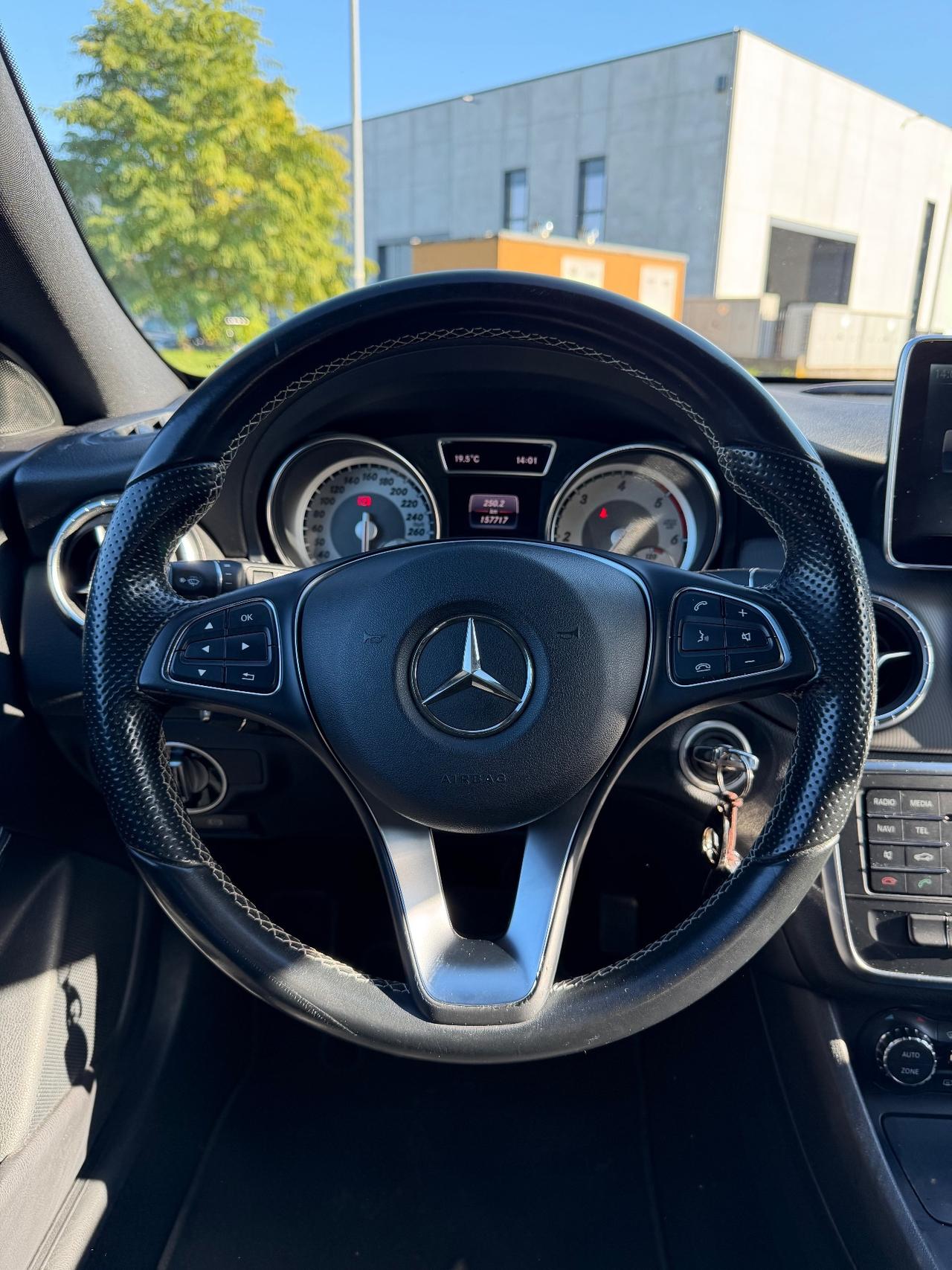Mercedes-benz CLA 200 .