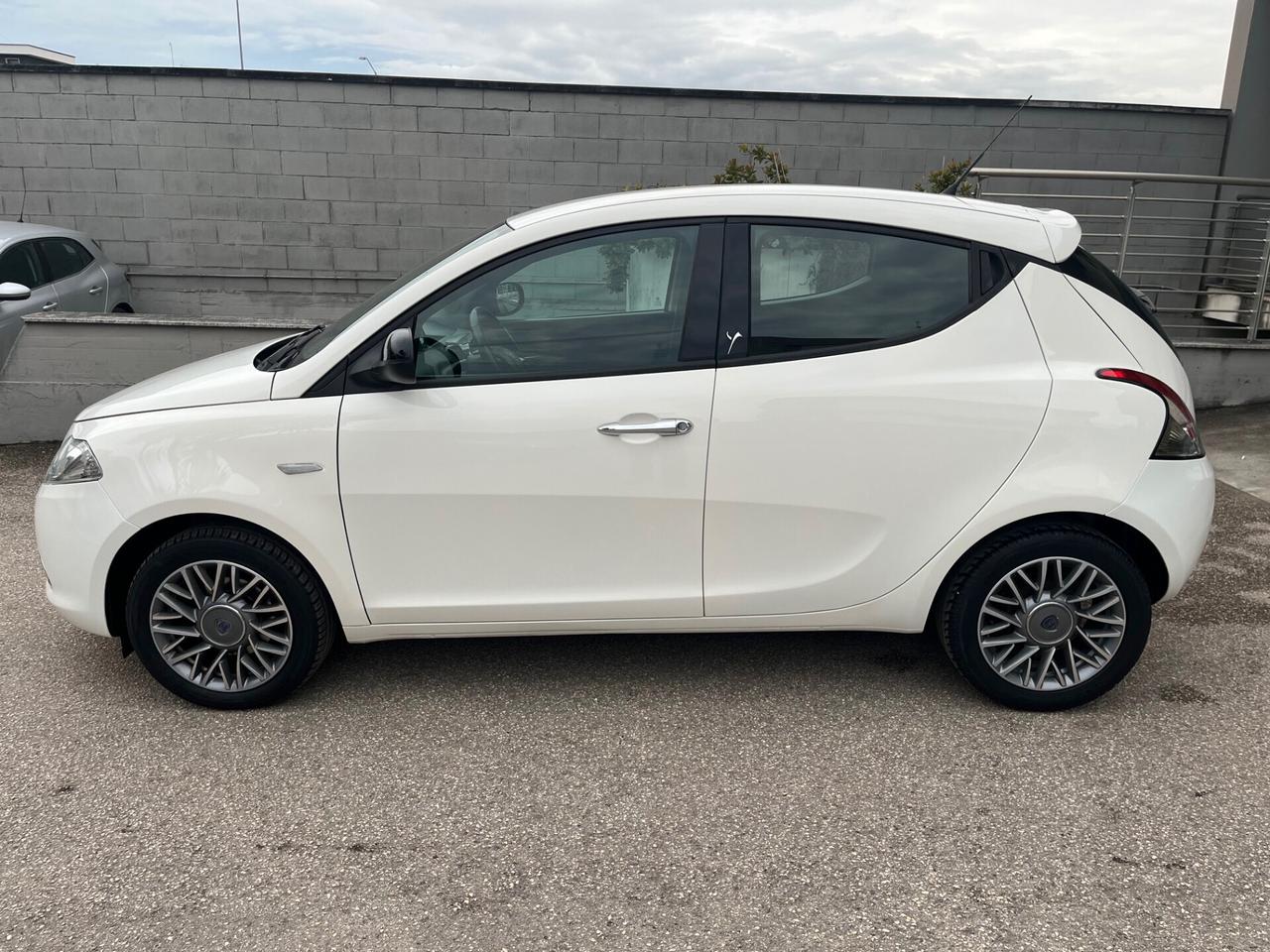 Lancia Ypsilon 1.3 mjt 95cv S&S Gold PDC/CLIMA. OK NEOPAT. PERF.
