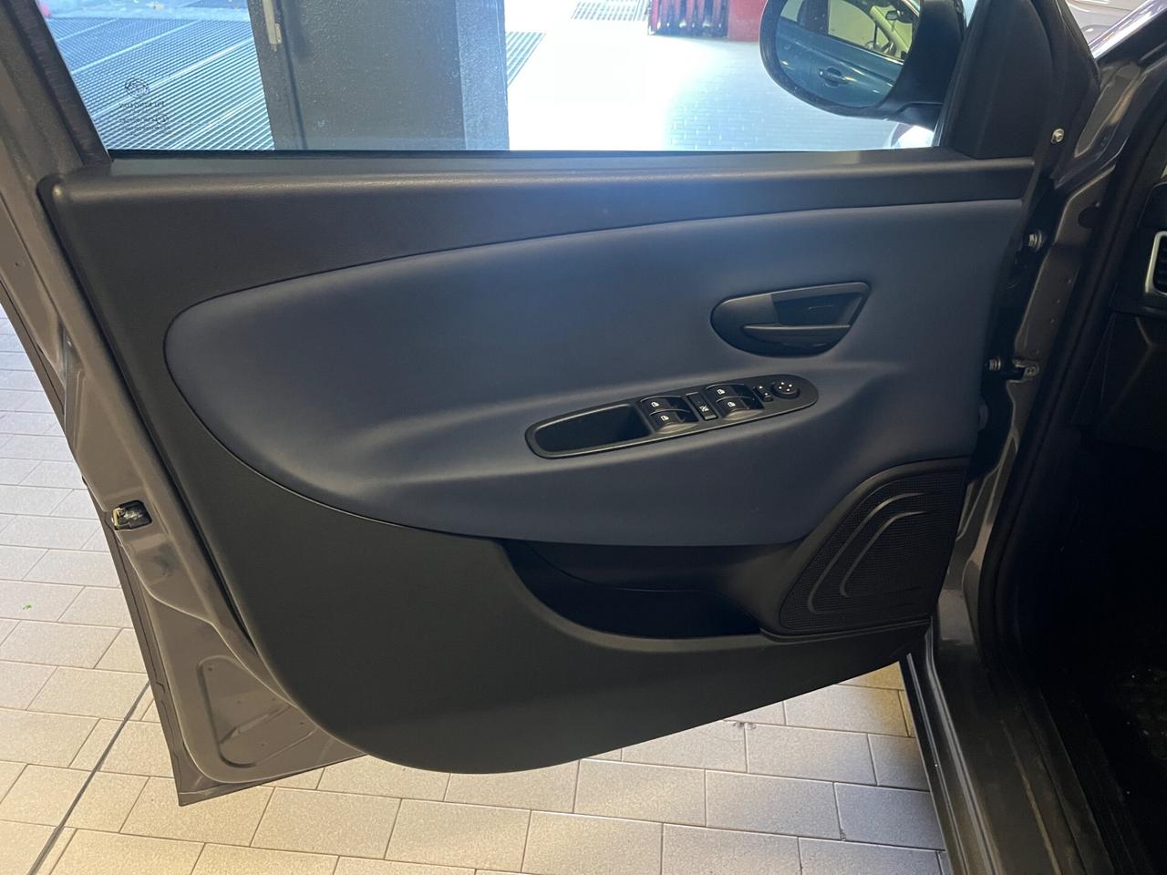 Lancia Ypsilon 1.0 FireFly 5 porte S&S Hybrid Platino