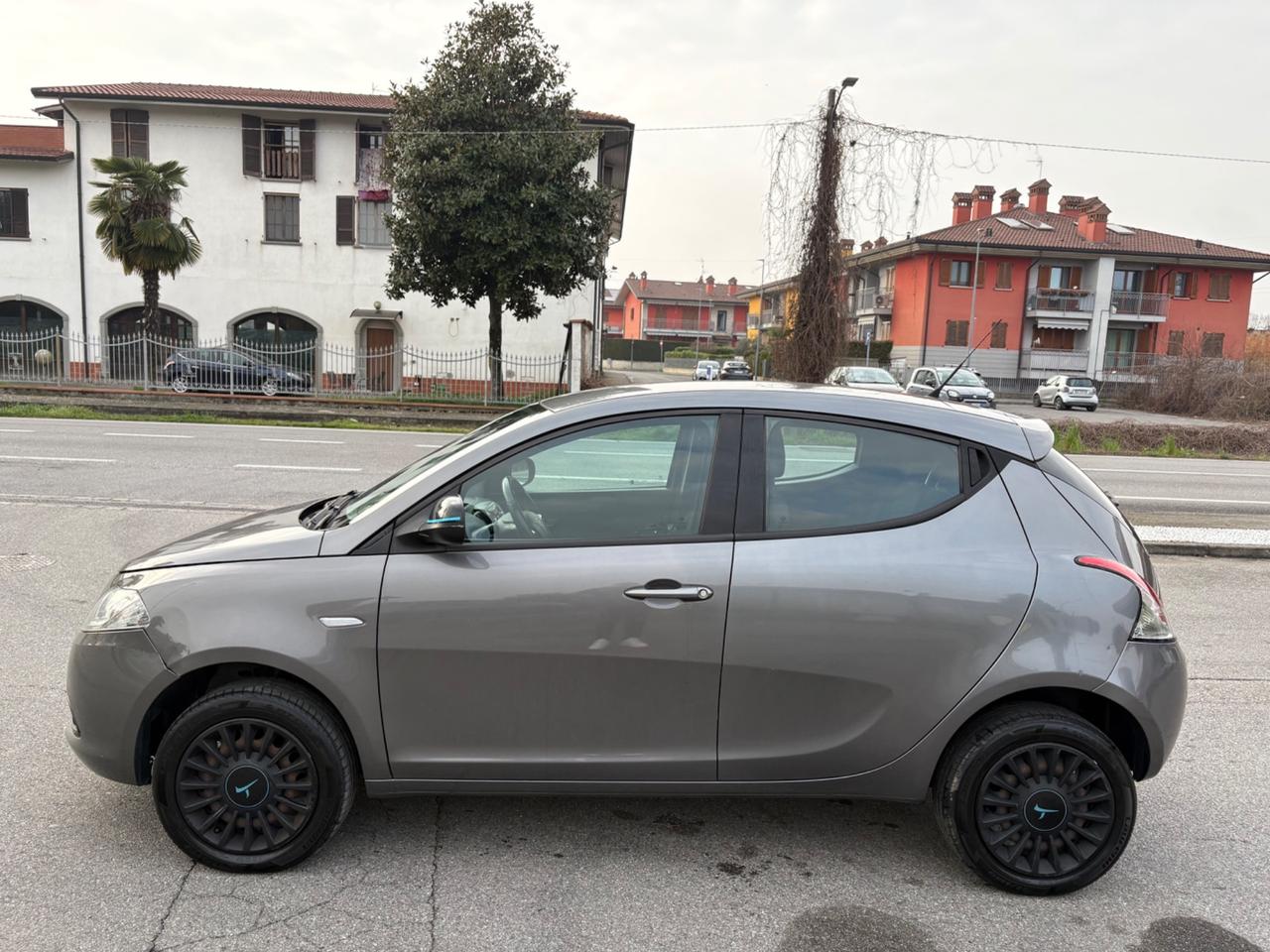 Lancia Ypsilon 0.9 TwinAir 85 CV 5 porte Metano Ecochic Gold