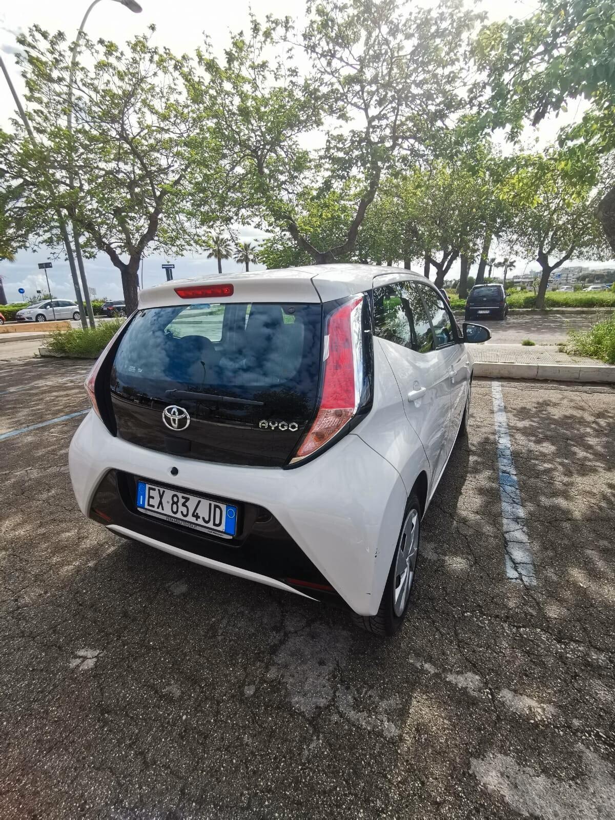 Toyota Aygo 1.0 VVT-i 69 CV 5 porte x-play MMT 2015