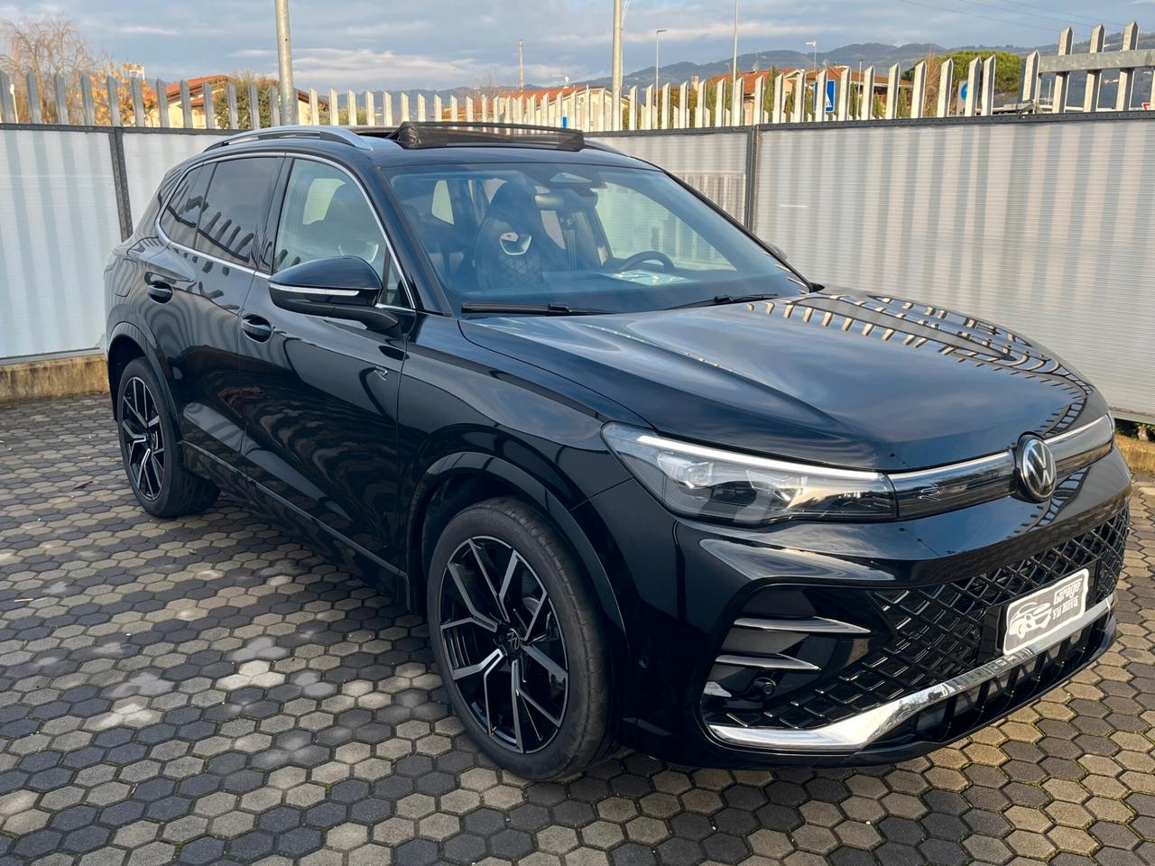 Volkswagen Tiguan 2.0 TDI 150 CV DSG R-Line Plus *TETTO APRIBILE*