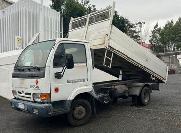 Nissan Cabstar E 110.35 3.0 Tdi con cassone ribaltabile trilaterale