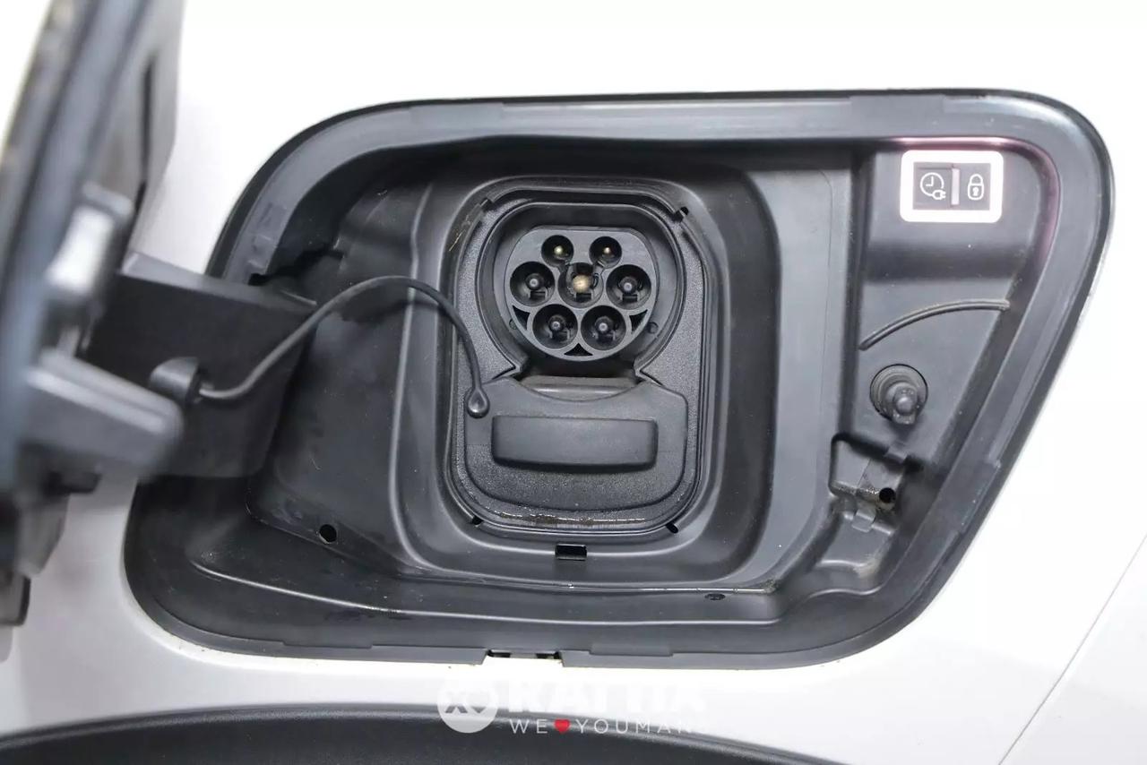 Peugeot e-2008 motore elettrico 100kW Allure Pack