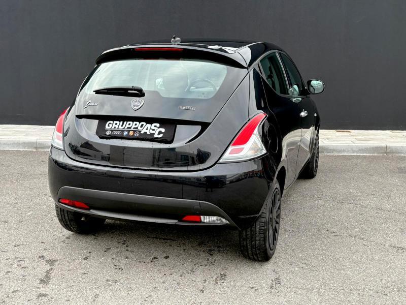 Lancia Ypsilon 1.0 firefly hybrid Gold s&s 70cv ADATTA NEOPATENTATI