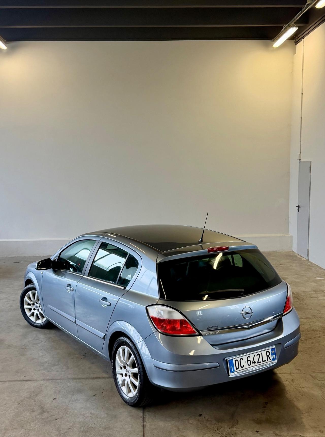 Opel Astra 1.6 16V Twinport 5 porte Cosmo