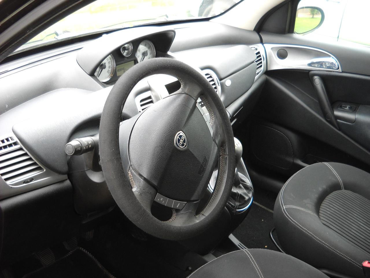 Lancia Ypsilon 1.3 MJT 105 CV Sport MomoDesign