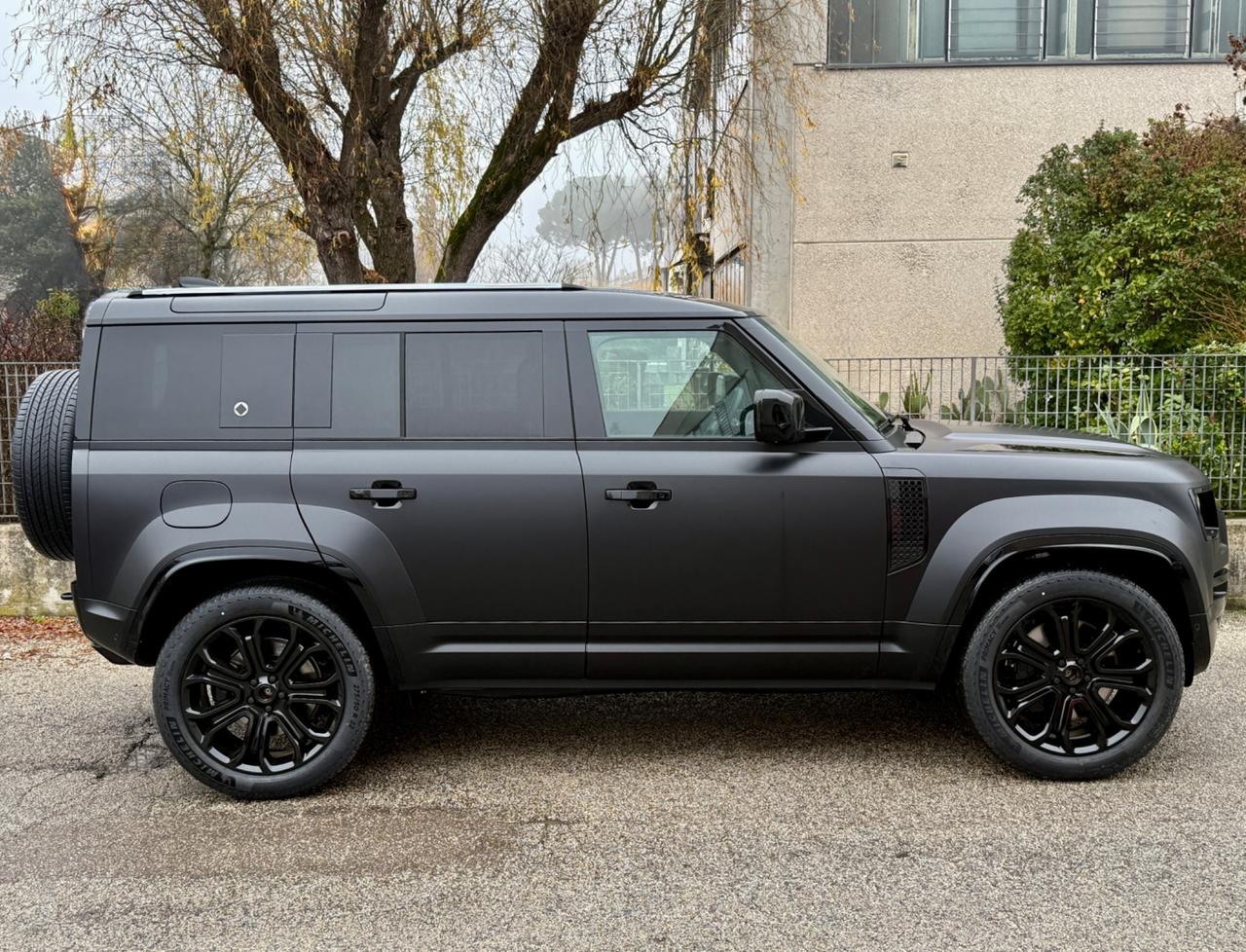 Land Rover Defender 110 4.4 V8 635 CV AWD Auto OCTA Black