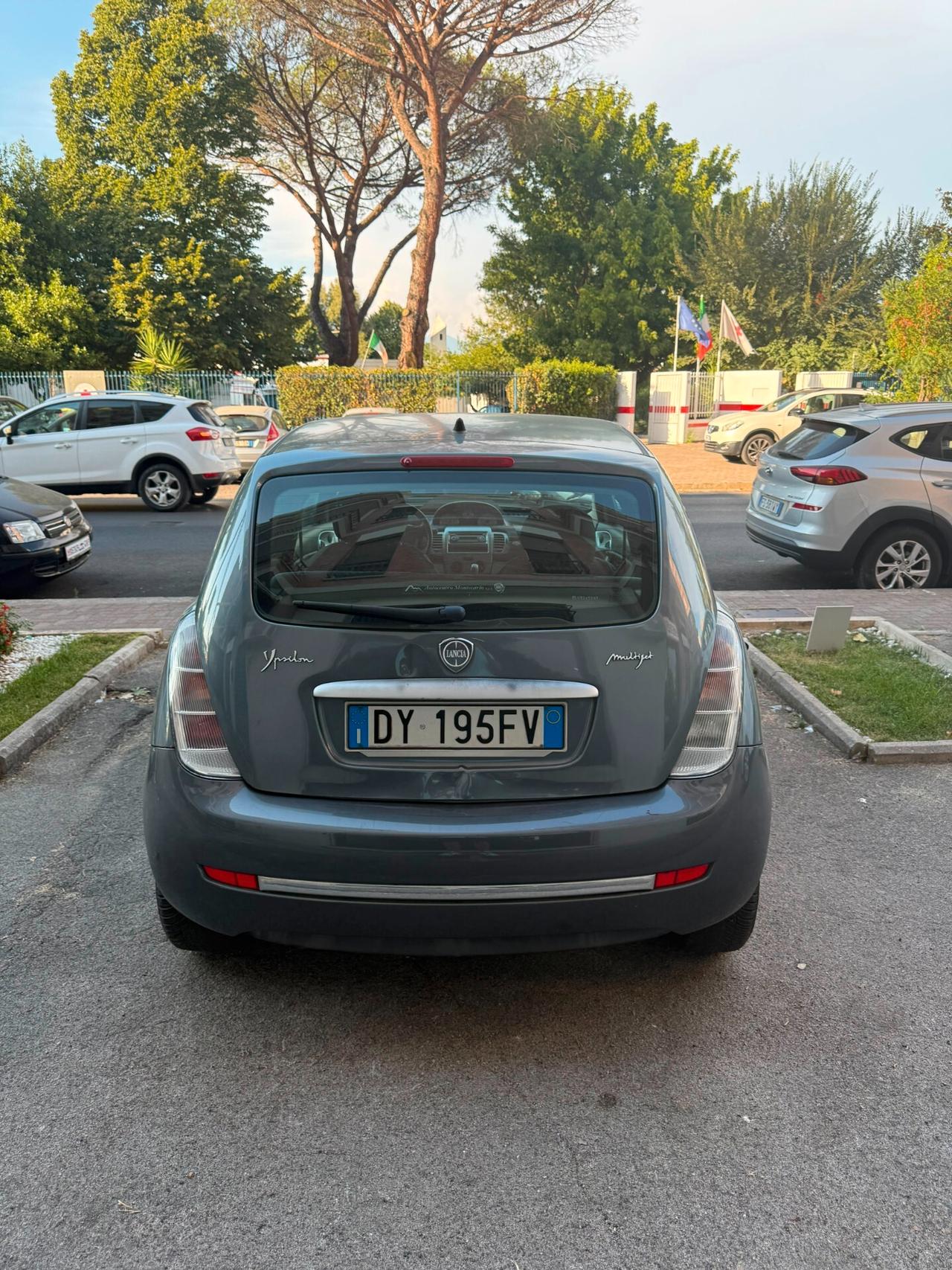 Lancia Ypsilon 1.3 MJT 75 CV Versus