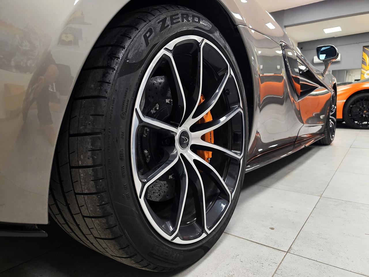 Mclaren 570S Coupe V8 3.8 570CV LUXURY PACK _ SERVICE BOOK COMPLETO MCLAREN UFFICIALE _ CERCHI 19" MSO (€8000) _ LIFT