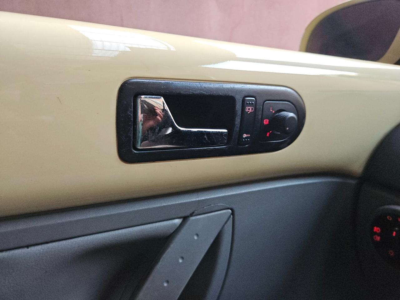 Volkswagen New Beetle 2.0 Cabrio Automatica
