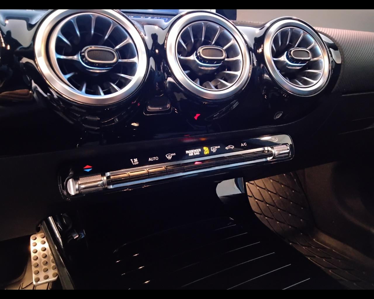 Mercedes-Benz CLA Coupe - C118 2023 - CLA Coupe 200 d AMG Line Advanced Plus auto