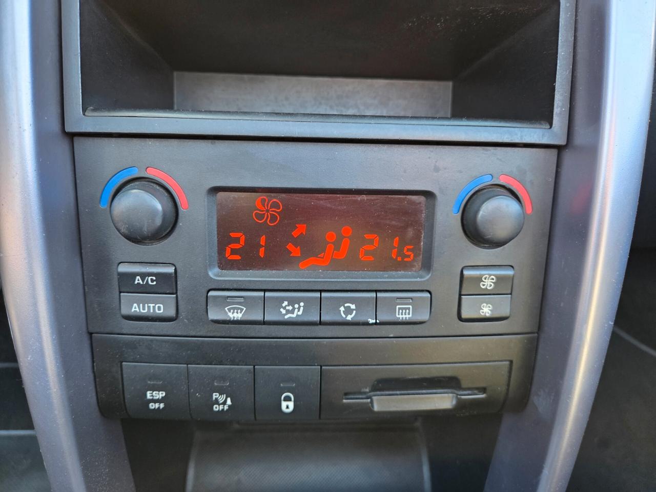Peugeot 207 1.6 HDi 110CV CC Féline