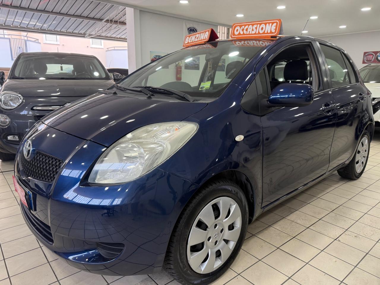 Toyota Yaris 1.0 benzina nuova