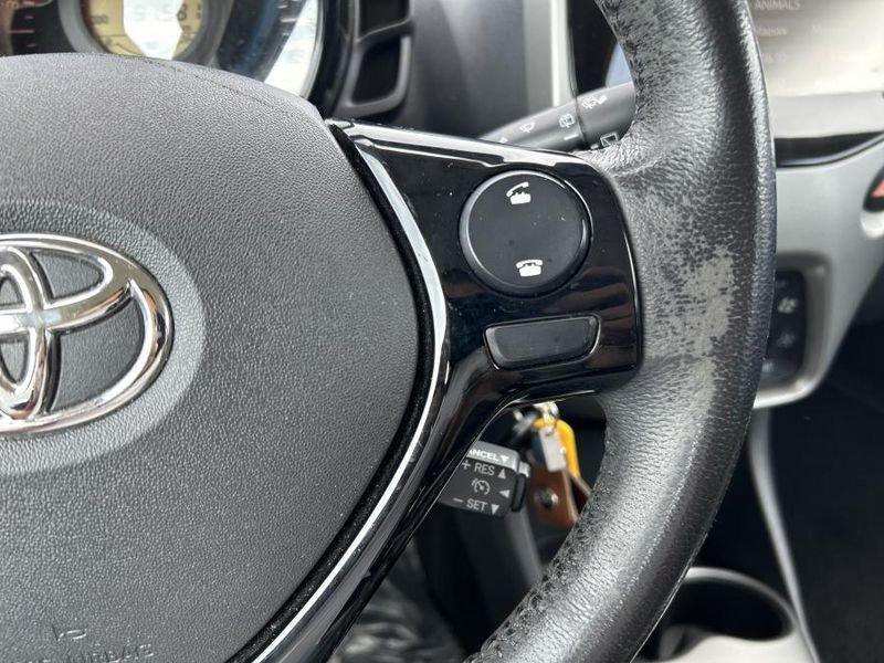 Toyota Aygo 1.0 VVT-i 69 CV 5p x-play NAVI + RETROCAMERA